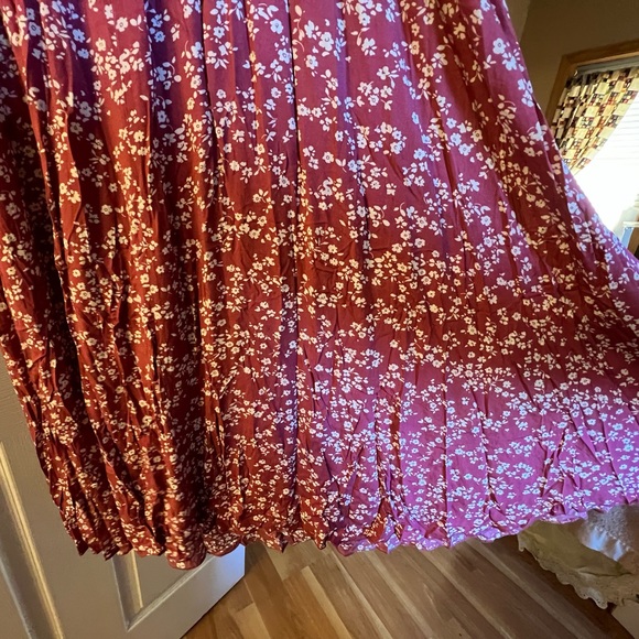 BloomChic classic ditzy print in dusty rose. Almost maxi in length, pockets! - Picture 2 of 5